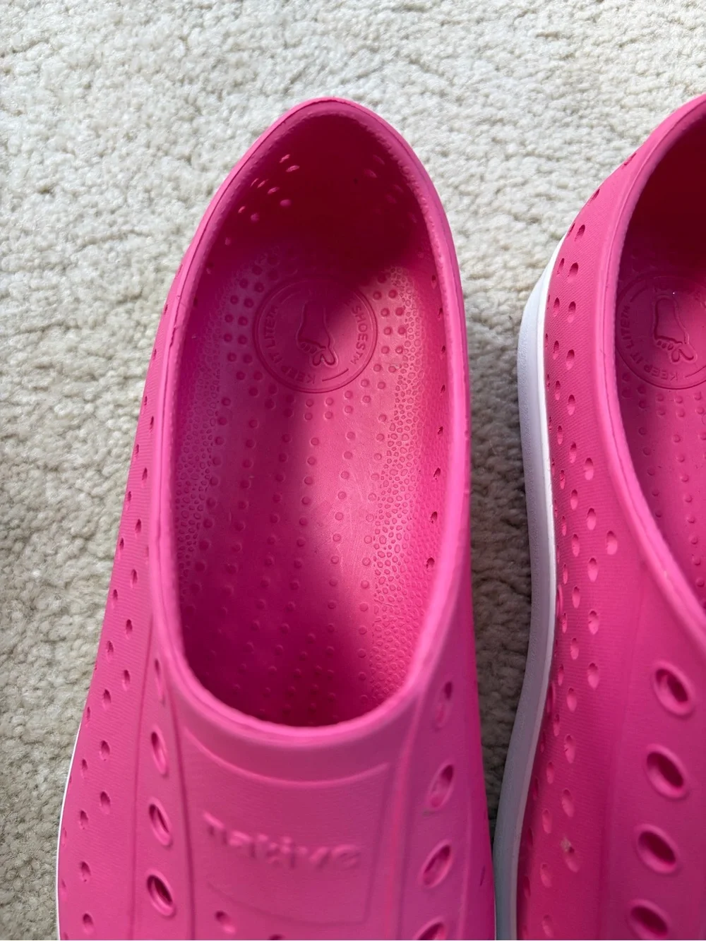 Native Big Kid Size 5 / J5 Jefferson Slip On Sneakers in Bright Pink Waterproof